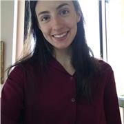 Insegnante impartisce lezioni in tutte le materie, sia in presenza che online, per bambini che frequentano la scuola primaria